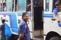 Kierowca autobusu i kontroler biletów – Rangun.